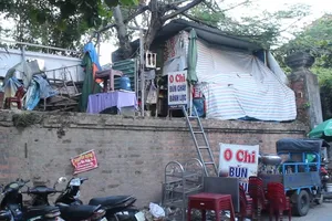 Người dân sống trên di tích kinh thành Huế trước khi di dời