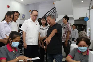 Clip: Bí thư Nguyễn Thiện Nhân gặp gỡ cử tri quận 2 và 4