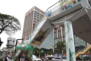 Cầu bộ hành ở TP.HCM được thay “áo mới” 