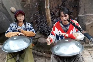 Vừa hát vừa chơi 3 loại nhạc cụ độc đáo ở Đà Lạt