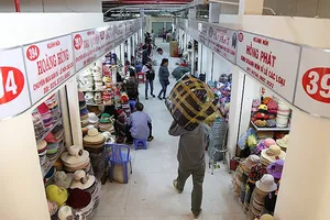 Clip: Tiểu thương vui mừng ngày chợ Bình Tây hoạt động trở lại