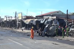 Hiện trường vụ lật xe bồn làm cháy 19 căn nhà ở Bình Phước