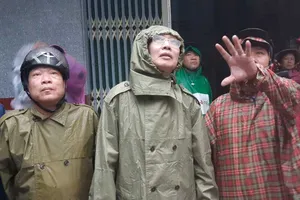 Phó Chủ tịch TP Lê Thanh Liêm thị sát tình hình bão ở Cần Giờ