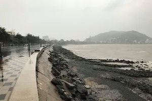 Mưa gió ở khắp nơi trước giờ bão số 9 đổ bộ