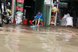 1 ngày sau cơn mưa lịch sử, dân TP.HCM vẫn hì hục tát nước 