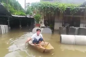 Người dân TP.HCM phải dùng xuồng để di chuyển vì ngập nặng