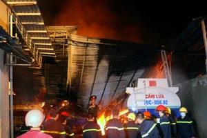 Hiện trường vụ cháy kho xăng dầu, 3 xe bồn bị thiêu rụi