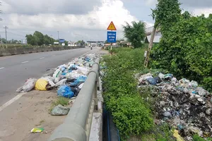 Rác tràn QL1, ô nhiễm trầm trọng môi trường ở Quảng Ngãi