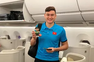 Các cầu thủ đội tuyển Việt Nam lên máy bay về nước