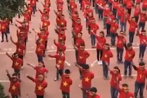 Hơn 1.000 học sinh hát vang 'Việt Nam ơi' cổ vũ ĐT Việt Nam