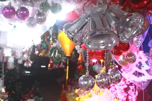 Nhộn nhịp chợ đồ Giáng sinh lớn nhất ở TP.HCM 