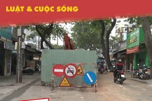 Dân khổ vì lô cốt bao vây cả năm trước nhà