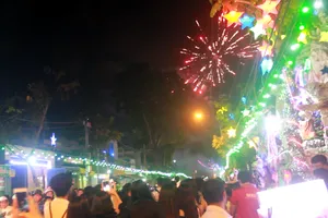 Xóm đạo ở TP.HCM bắn pháo hoa giữa đường đón Giáng sinh