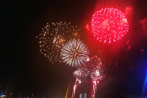 Màn bắn pháo hoa rực rỡ đón chào năm mới 2019 tại TP.HCM