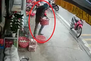 Thanh niên trộm cả rổ trứng ở tiệm tạp hóa