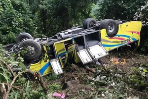 Clip: Hiện trường vụ xe khách rơi trên đèo Hải Vân