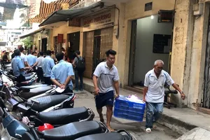 Người dân nói về mức độ nguy hiểm của chung cư 518 