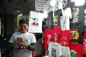 Xem cảnh bán áo in hình ông Trump và ông Kim ở Hà Nội