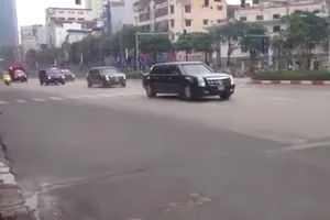 'Quái thú' của ông Trump xuất hiện trên đường phố Hà Nội