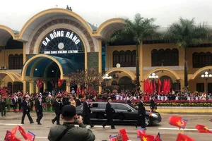 Đoàn xe hộ tống ông Kim rời ga Đồng Đăng