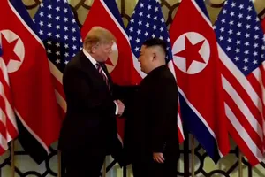 Clip: Cú bắt tay đầu tiên của hai ông Trump và Kim tại Hà Nội