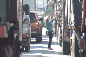 Mưu sinh giữa dòng xe ở Bình Dương