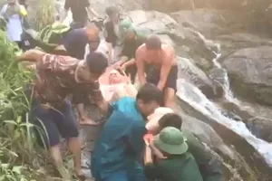 Clip: Cứu du khách Anh gặp nạn khi leo thác trên đèo Hải Vân 