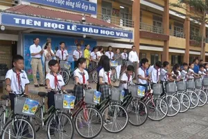 Trao 20 xe đạp cho học sinh nghèo ở Bình Chánh