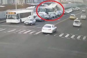 Kinh hoàng xe bus tông hàng loạt xe chờ đèn đỏ