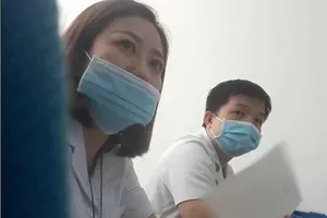 Clip: Phóng viên bị hù dọa trong phòng khám Trung Quốc 