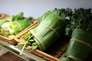 Video: Gói rau bằng lá chuối để bảo vệ môi trường