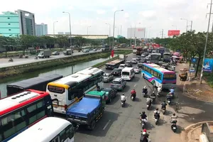 Dòng xe nối đuôi nhau trên QL1A, đường về miền Tây kẹt cứng