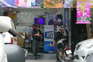 Video: Cảnh sát khám xét hệ thống cửa hàng Nhật Cường mobile