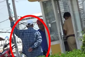 Video: Các nhóm ‘cò’ dẫn xe qua chốt CSGT trong giờ cấm