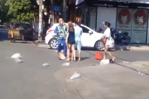 Video: Bị nhắc nhở vứt rác bừa bãi, chủ shop đánh chị lao công
