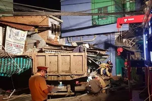 Video: Người dân kể lại lúc xe ben từ trên cầu lao vào nhà