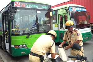 Video: Kiểm tra, xử lý xe buýt ở TP.HCM vi phạm 