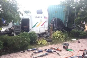 Video: Kinh hoàng phút container tông ô tô làm 5 người chết 