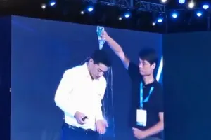 CEO của 'Google Trung Quốc' bất ngờ bị dội nước khi phát biểu