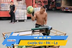 Video: Người đàn ông bắt dưa hấu chỉ với 1 tay
