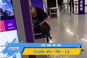 Bị cấm mang gà sống lên tàu, phụ nữ cắt tiết gà tại sân ga