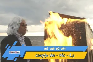 Nghệ sĩ mù chơi piano với cây đàn bốc cháy