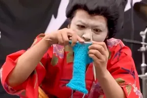 Lạ lẫm cuộc thi vừa đan len vừa trình diễn nhạc rock metal