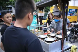 Xếp hàng chờ cả tiếng để mua bánh nướng hình 12 con giáp