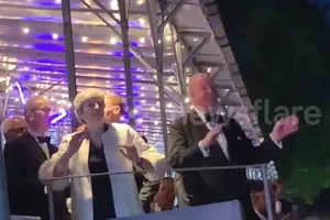 Thủ tướng Anh Theresa May nhún nhảy trên nền nhạc ABBA