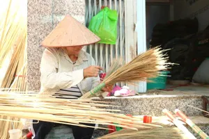 Xóm làm chổi đót hơn nửa thế kỷ: Còn chưa tới 10 hộ theo nghề