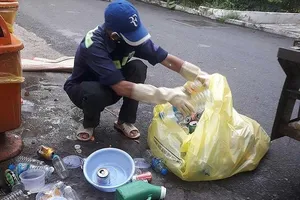 Tuồn rác thải nhựa trong BV ra ngoài để... làm hộp đựng bánh