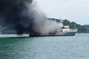 Lính cứu hỏa vật lộn cứu du thuyền bốc cháy