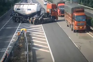 Bất chấp nguy hiểm, xe bồn đi lùi và quay đầu trên cao tốc