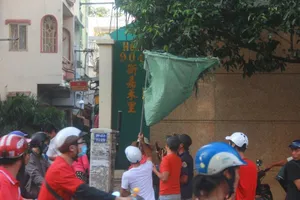 Clip: Ùn ùn đi giật cô hồn gây náo loạn cả tuyến phố 